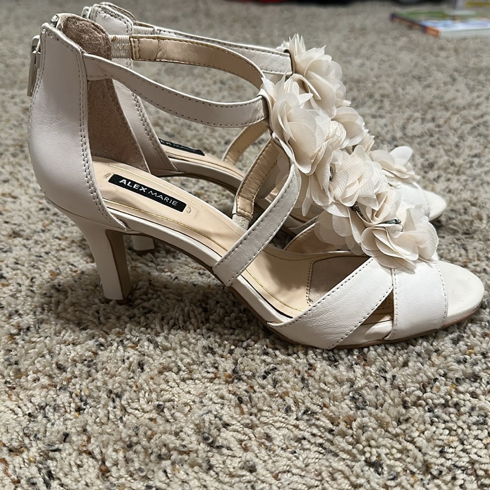 Elegant Cream Floral Women's Sandals - Picture 2 of 10